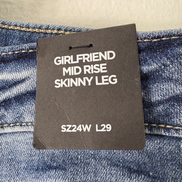 Silver Jeans Co. NWT Plus Size Girlfriend Mid Rise Skinny Jeans 24W Distressed - Picture 4 of 14